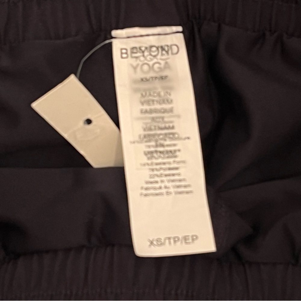NWT Beyond Yoga In Stride Lined Skirt Stretch Woven XS Black Built-In Shorts $88 - Picture 13 of 15